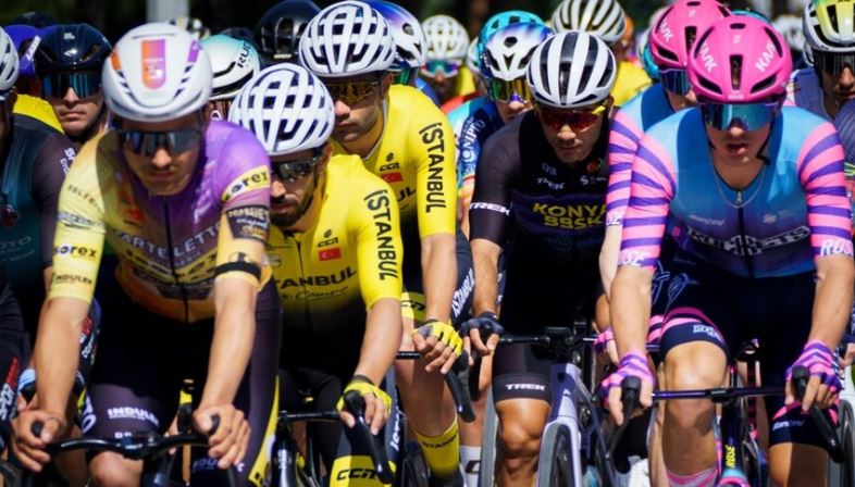 İzmir Valisi Süleyman Elban tarafından Çeşme'de startı verilen organizasyonda 23 takımdan 158 sporcu mücadele ediyor.