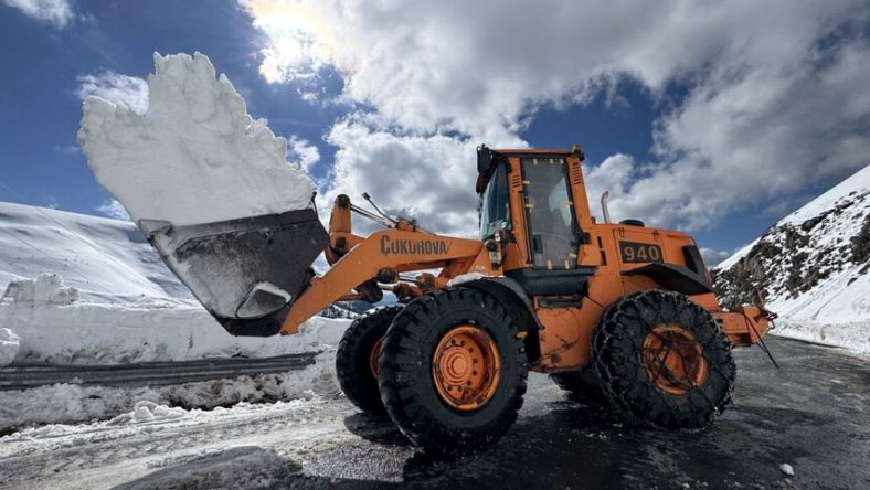 Ardahan'da baharda da karla mücadele çalışması yapılıyor