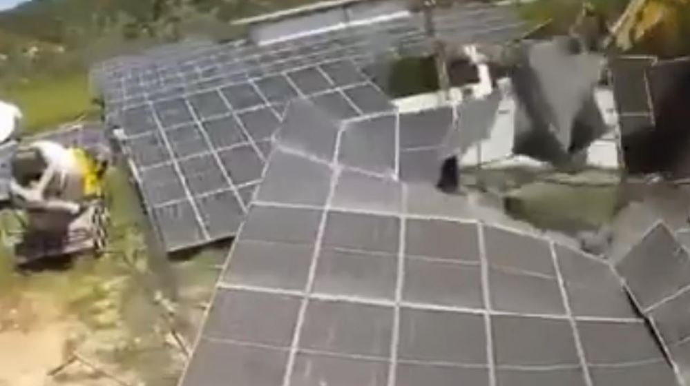 İsrail askerleri, Lübnan'ın güneyinde güneş panellerini tahrip etti