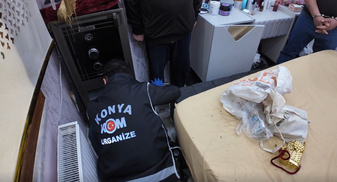 Tefecilere şafak operasyonu, evden servet çıktı