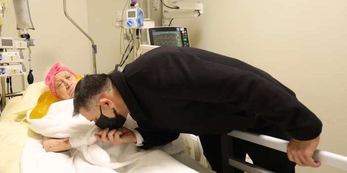 Konyalı Bakan duyurdu: Hasta yatağında ziyaret ettiği öğretmeni vefat etti