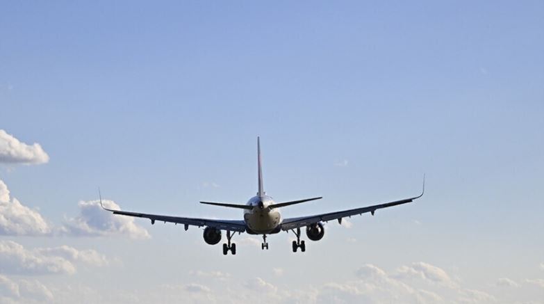 Şanghay havaalanında China Eastern Airlines uçağı yolcu köprüsüyle çarpıştı