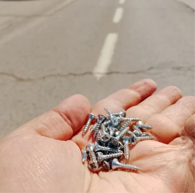 İstanbul'da çivi kabusu! Lastikler patladı, trafik felç oldu