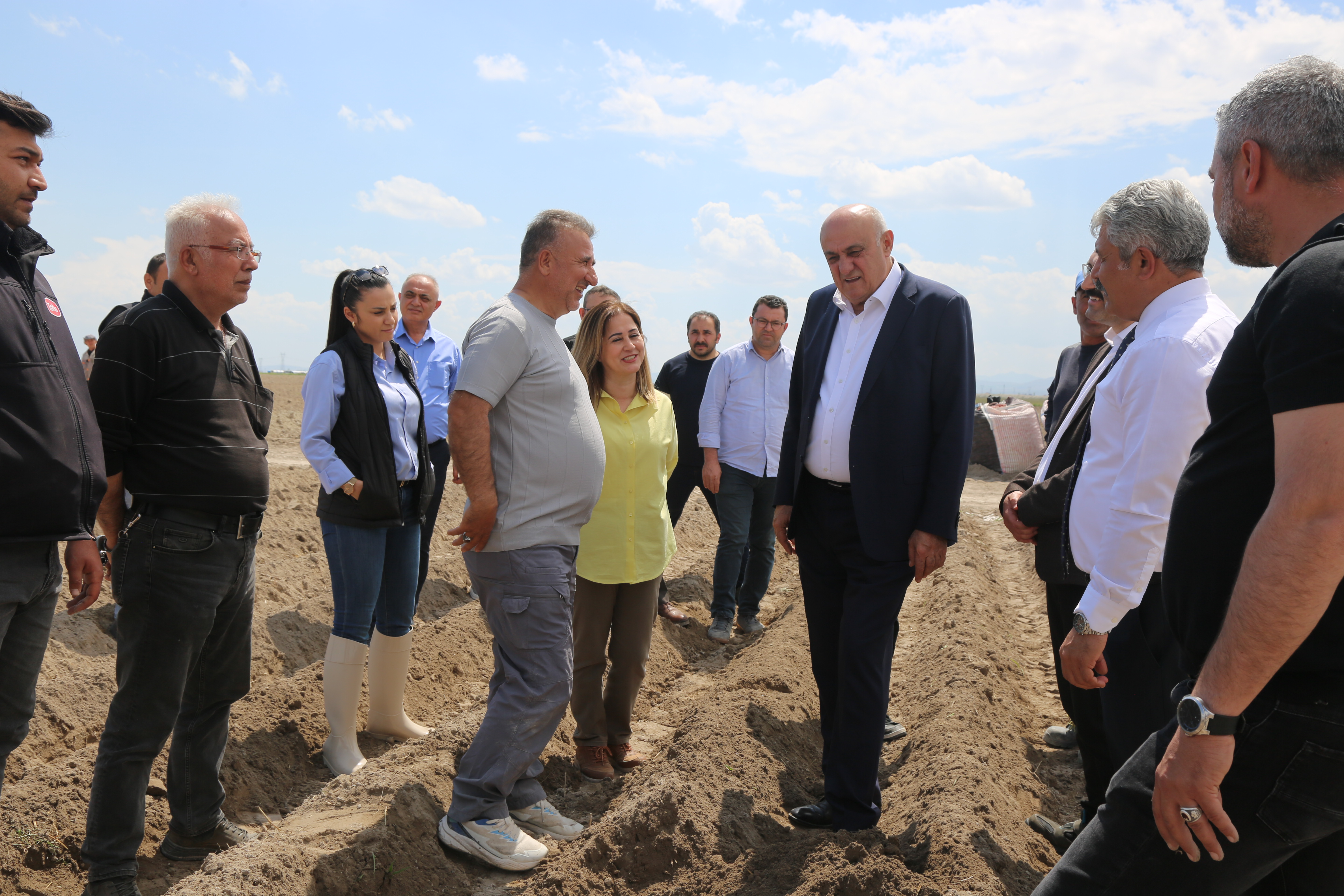 Başkan Erkoyuncu patates ekimine katıldı