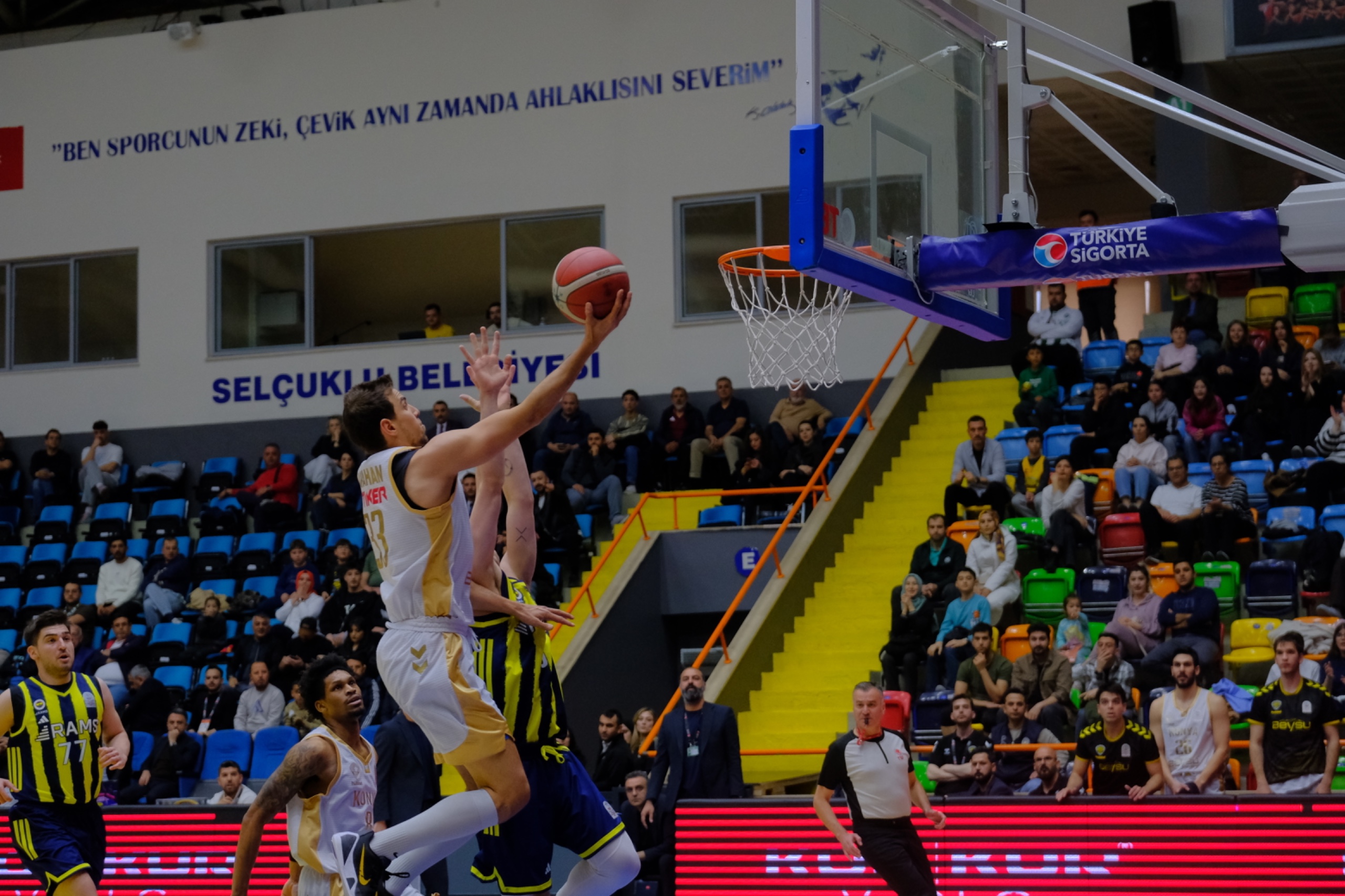 Büyükşehir adını yarı finale yazdırdı