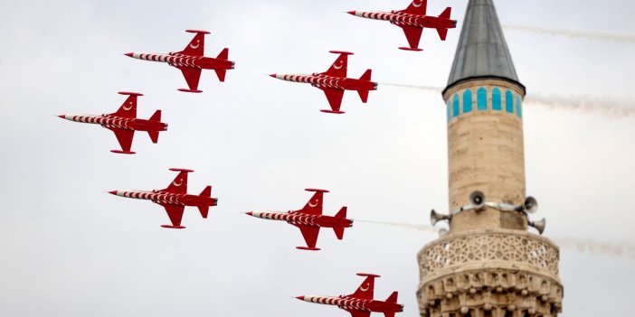 Türk Yıldızları, Konya'da gösteri uçuşu yaptı
