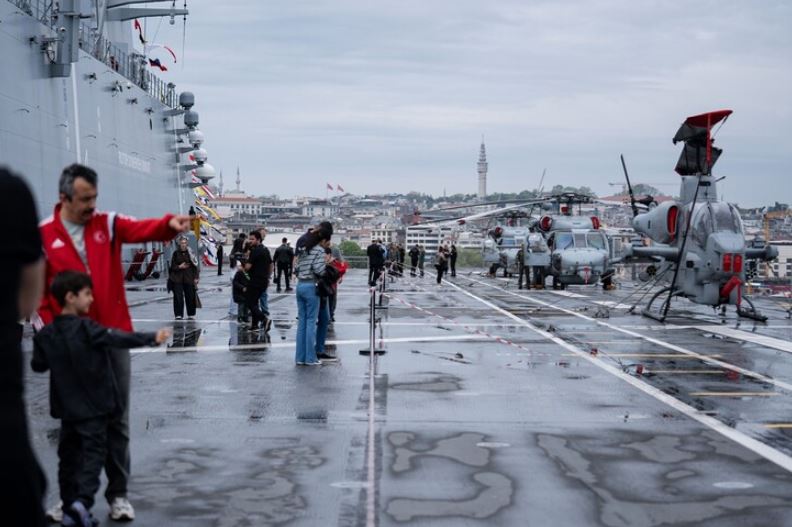SAHA 2026 kapsamında ziyarete açılan TCG Anadolu'ya vatandaşlardan yoğun ilgi