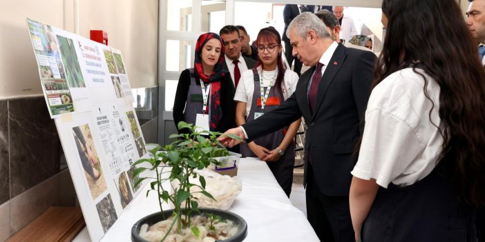 Vali İbrahim Akın, 4006 TÜBİTAK Bilim Fuarı’nı ziyaret etti