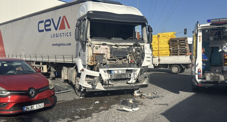 Kocaeli'de işçi servisi ile tırın çarpıştığı kazada 8 kişi yaralandı