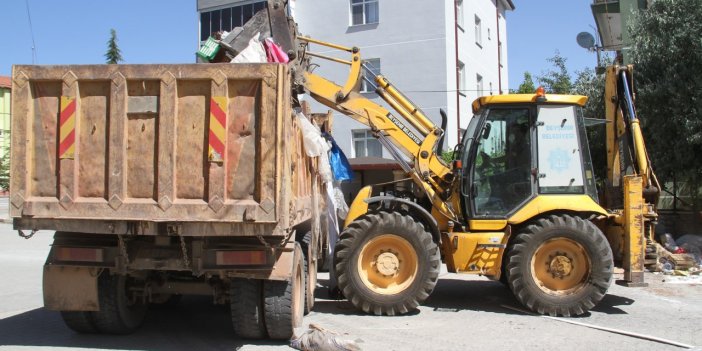 Konya'da bir apartmanın bahçesinden 5 kamyon ve 3 römork çöp çıkarıldı