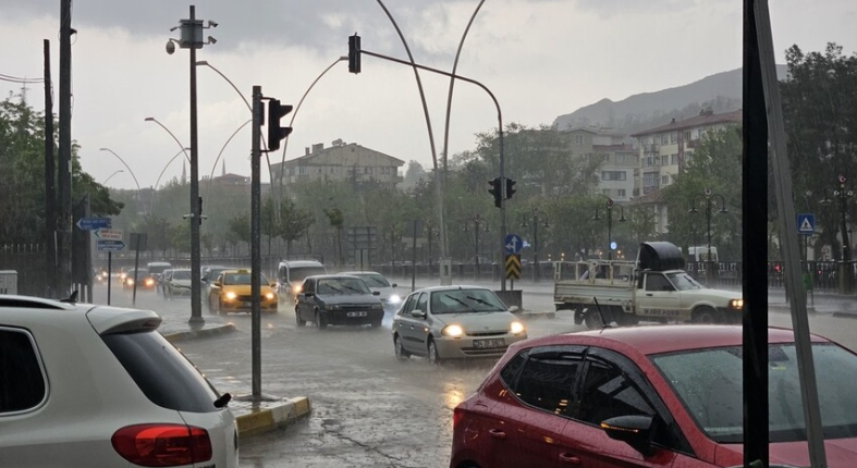 Çankırı ve Bolu'da sağanak hayatı olumsuz etkiledi
