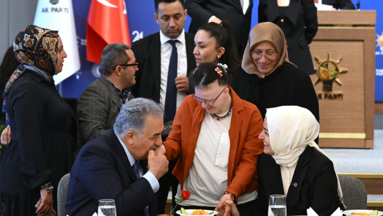 AK Parti'de 'Engelleri Aşan Anne Yüreği' programı düzenlendi