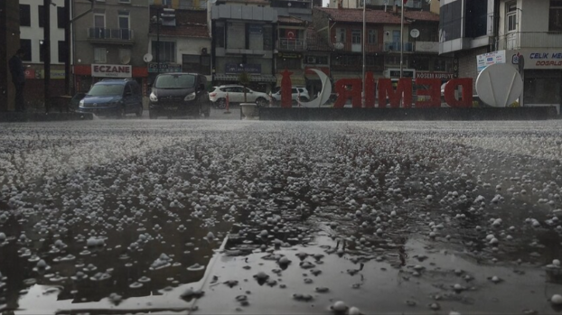 Manisa'da sağanak ve fırtına hayatı olumsuz etkiledi