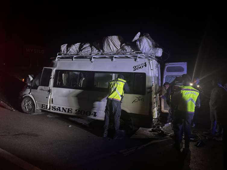Aksaray'da minibüs ile tır çarpıştı: 12 yaralı