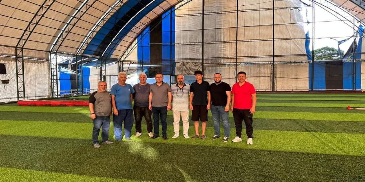 Başkan Önal, Karapınar Belediyespor halı saha yenileme çalışmasını  inceledi
