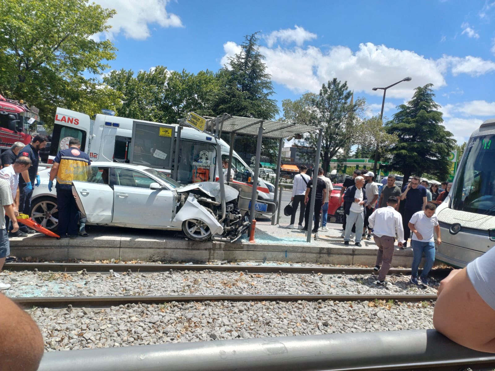 Konya’da otomobil tramvay durağına girdi! Seferler durduruldu