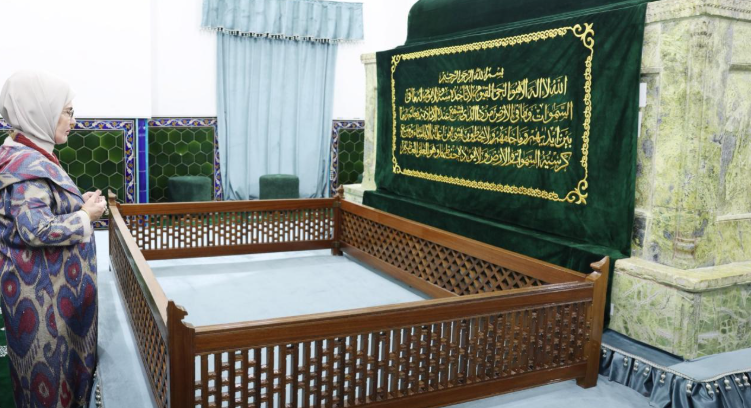 Emine Erdoğan, Hoca Ahmet Yesevi Türbesi'ni ziyaret etti
