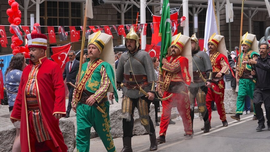 New York'ta 43. Türk Günü Yürüyüşü için bayrak çekme töreni düzenlendi