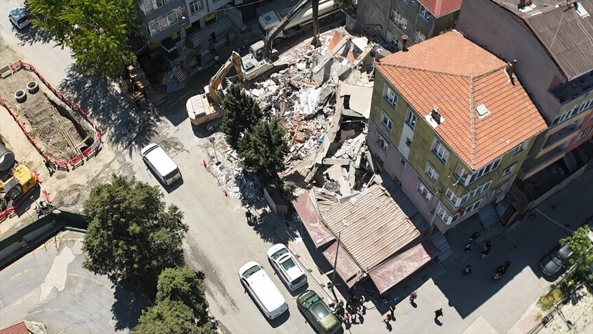 Küçükçekmece'de yıkımı yapılan bina çöktü