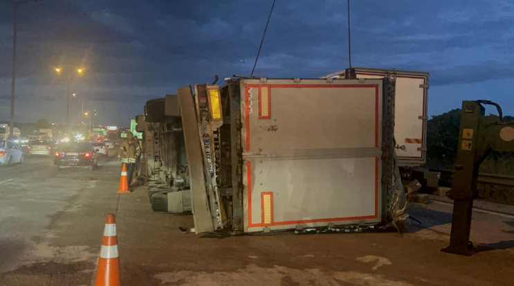 Pendik'teki tır kazası trafiği aksattı