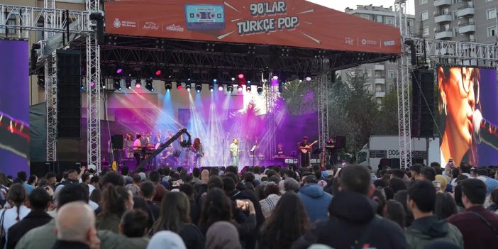 Selçuklu'da 90’lar Türkçe Pop Konseri ile nostalji havası yaşandı