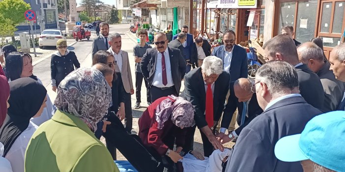 Konya'da 19 Mayıs töreninde öğrenci fenalaştı! İlk müdahaleyi doktor Belediye Başkanı yaptı