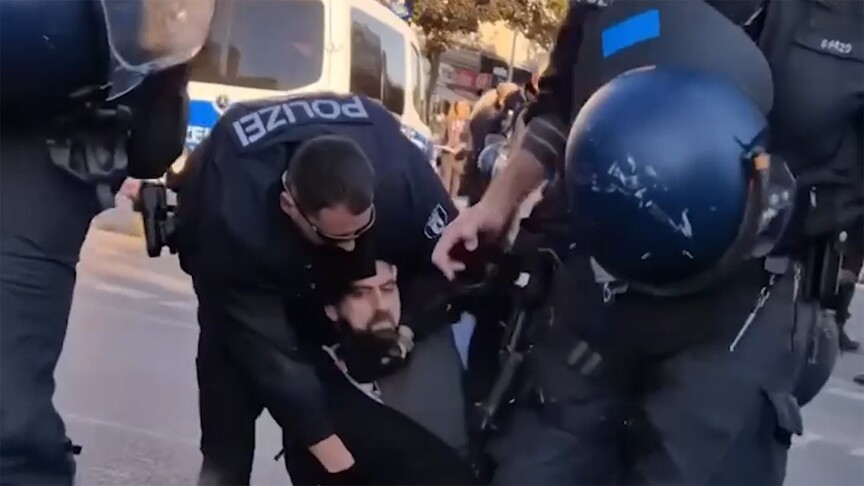 Almanya'da polisin şiddet uyguladığı göstericinin "Oğlumu İsrail öldürdü" diye tepki göstermesi kamerada