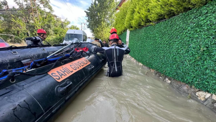 Hatay'da su baskınları nedeniyle mahsur kalan 20 kişi kurtarıldı