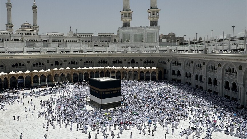 Hacı adayları Kurban Bayramı öncesi son cuma namazını Kabe'de kıldı