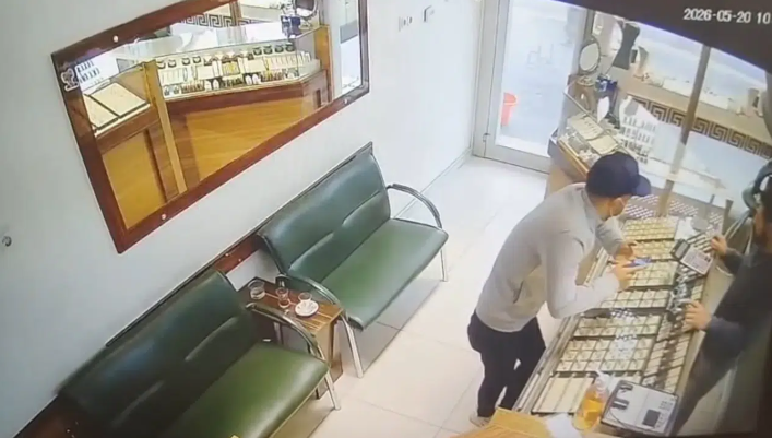 Konya’da kuyumcu dükkanına gelen şahıs yüzüğü çaldı