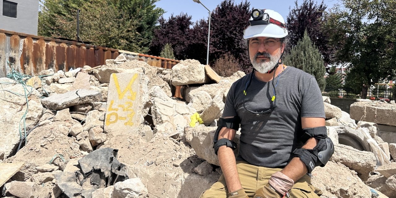 "Asrın felaketinden" etkilenip arama kurtarma gönüllüsü oldu