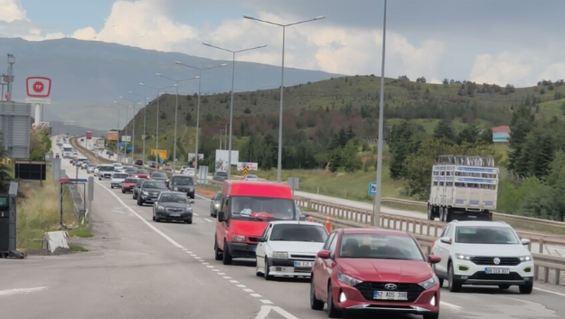 "Kilit kavşak" Kırıkkale'de bayram öncesi trafik yoğunluğu sürüyor