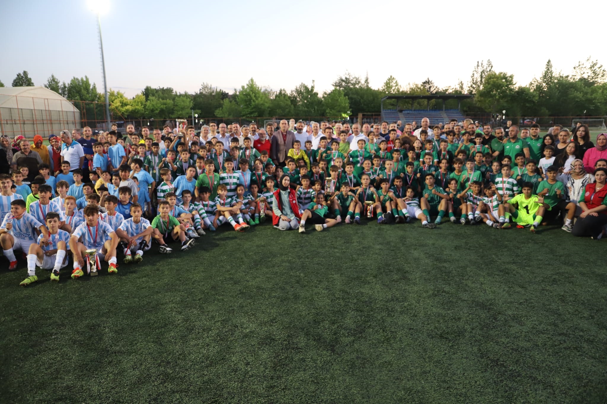 Konyasporlu miniklerden göğüs kabartan başarı! Miniklerin sevincine Başkan Korkmaz'da katıldı