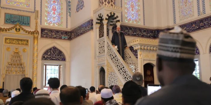 Tokyo'da bayram coşkusu taştı! Cemaat avluya sığmadı, namaz 3 kere kılındı