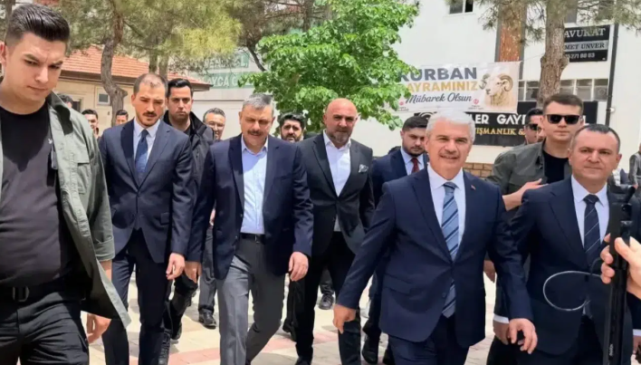 Bakan Mustafa Çiftçi bayram öncesi Çumra’da vatandaşlarla buluştu