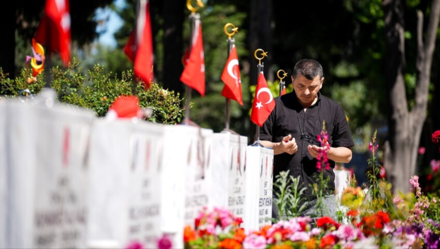 Şehitliklerde hüzünlü bayramlaşma