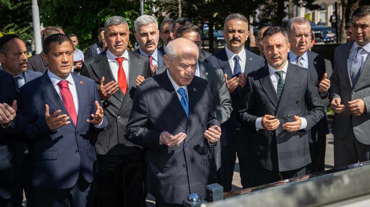 Devlet Bahçeli, Ülkücü Şehitler Anıtı'nı ziyaret etti