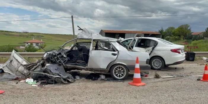 İki otomobil çarpıştı: 2 ölü, 7 yaralı