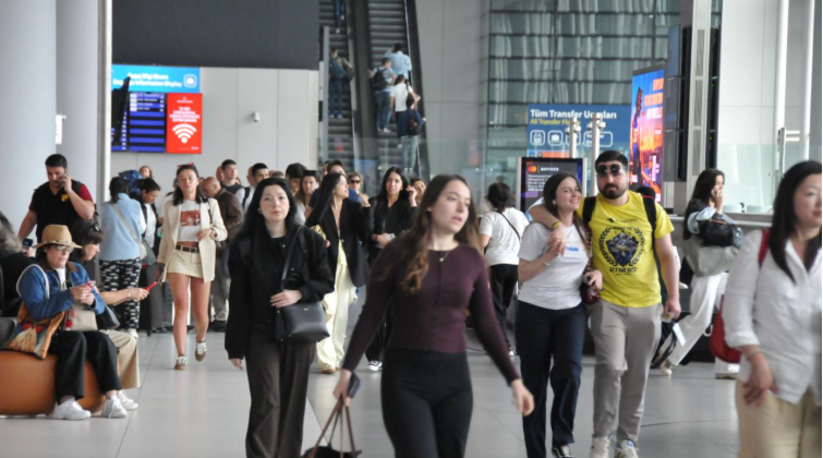 İstanbul Havalimanı'nda bayram dönüşü yoğunluğu yaşandı
