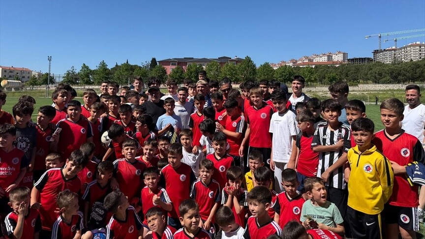 Milli futbolcu Cengiz Ünder memleketi Balıkesir'de genç sporcularla buluştu