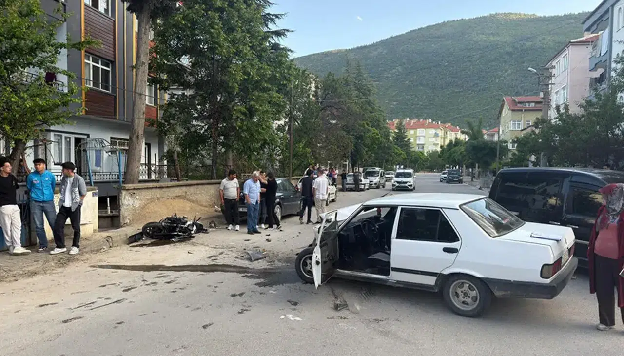 Korkutan kaza! Motosikletteki 2 kişi yaralandı