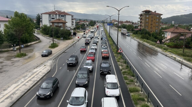 Çorum'da bayram dönüşü D-100 kara yolunda trafik yoğunluğu devam ediyor