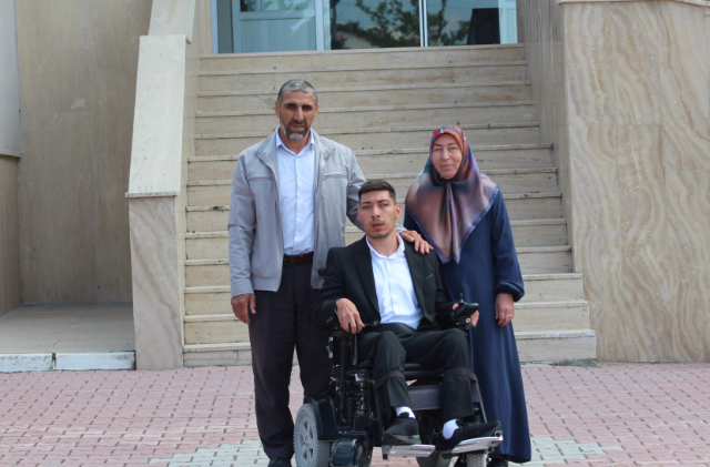 Azmiyle engelleri aştı, Konya'daki okulundan mezun oldu
