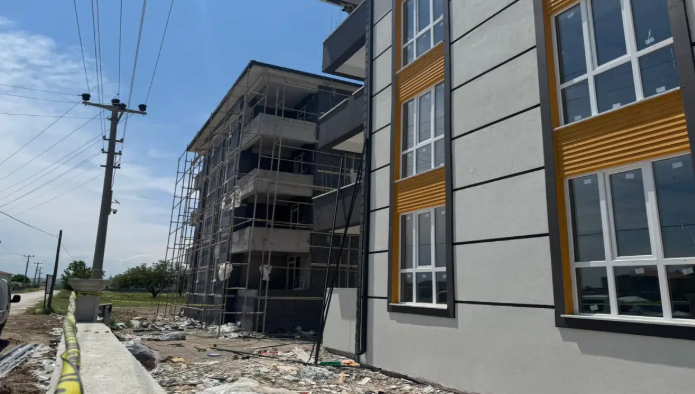 Konya’da korku dolu anlar: Elektriğe kapılan işçi 4. kattan düştü