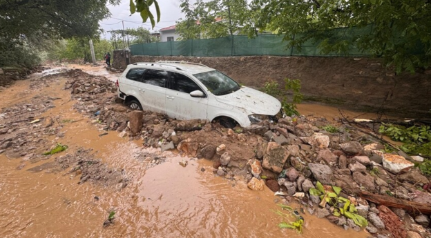 Niğde'de etkili olan yağışın ardından 3 araç sele kapıldı, 1 kişi öldü