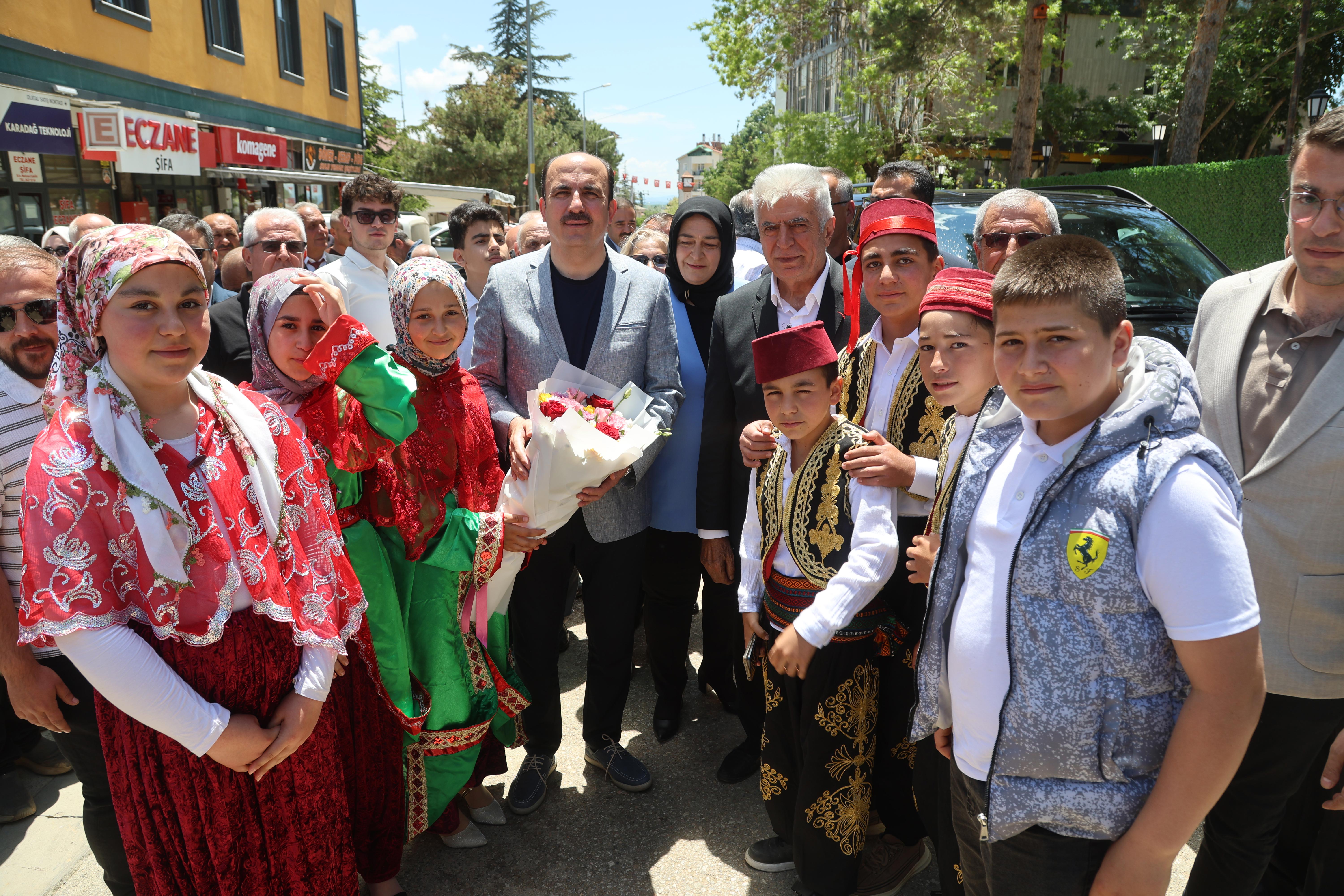Başkan Altay vatandaşla ve gençlerle buluştu