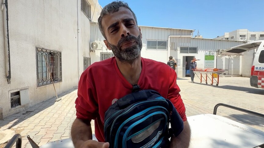 Gazzeli babadan sırtında çantasıyla İsrail bombalarına hedef olan yavrusuna acı veda