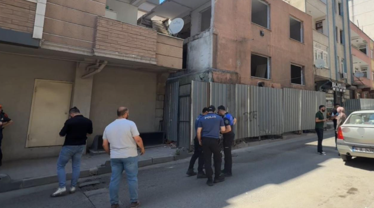 Kentsel dönüşüme giren bina kısmen çöktü: 1 ölü, 2 yaralı