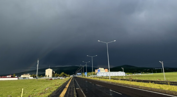 Ardahan ve Ağrı'da sağanak ve dolu etkili oldu