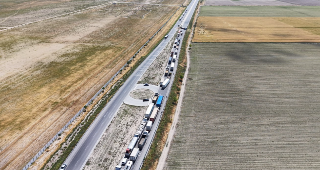 Konya-Karapınar yolunda faciadan dönüldü: Tır refüjü aşıp karşı şeride geçti